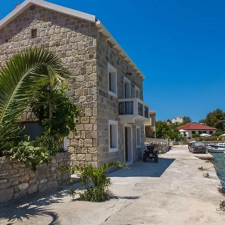 Holiday home Kuca Za Odmor Deni *
